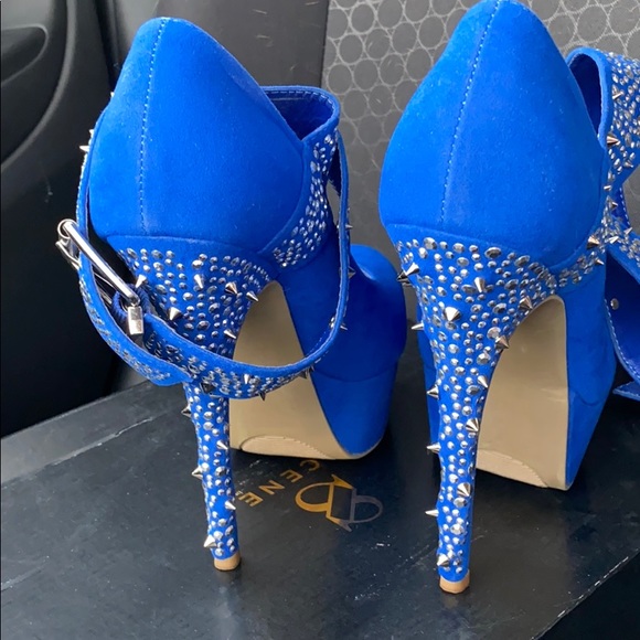 Cassy Blue - Picture 2 of 3